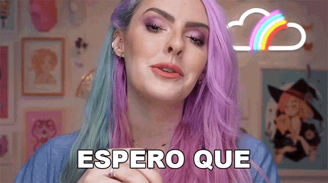 a woman with purple and blue hair says " espero que "