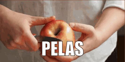 a person is cutting an apple with a knife and the word pelas is below them