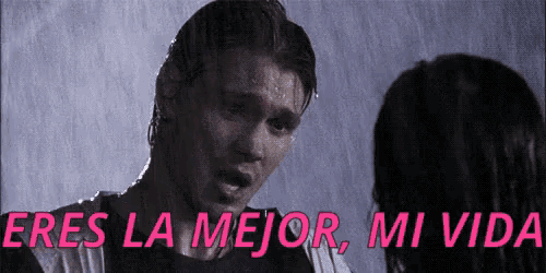 a man talking to a woman in the rain with the words eres la mejor mi vida