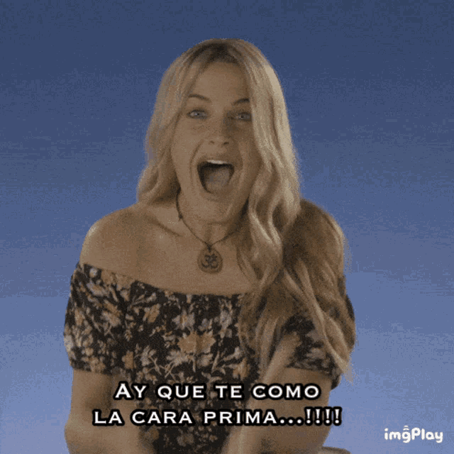 a woman in a floral dress says ay que te como la cara prima !!!