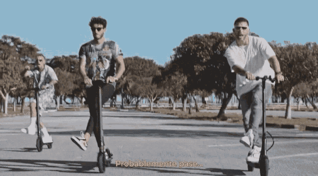 three men are riding scooters down a street with probablamente pase written on the bottom of the screen