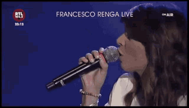 Alessandra Amoroso Singing GIF - Alessandra Amoroso Singing Francesco Renga Live GIFs