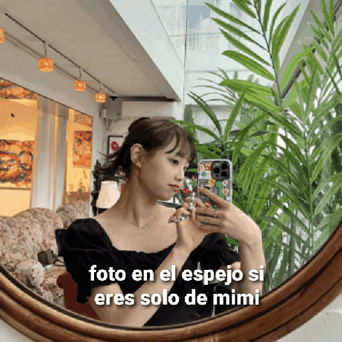 a woman taking a picture of herself in a mirror with the caption " foto en el espejo si eres solo de mimi " below her