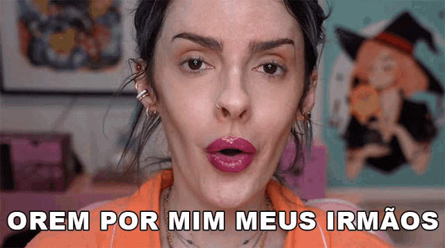 a close up of a woman 's face with the words " orem por mim meus irmãos " above her
