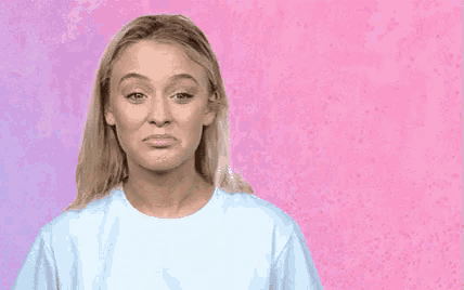 a woman is making a sad face in front of a pink background that says eso no me lo esperaba .