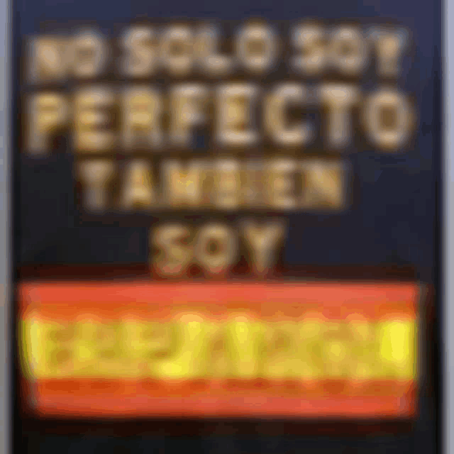 a blurry picture of a sign that says " no solo soy perfecto tambien soy "