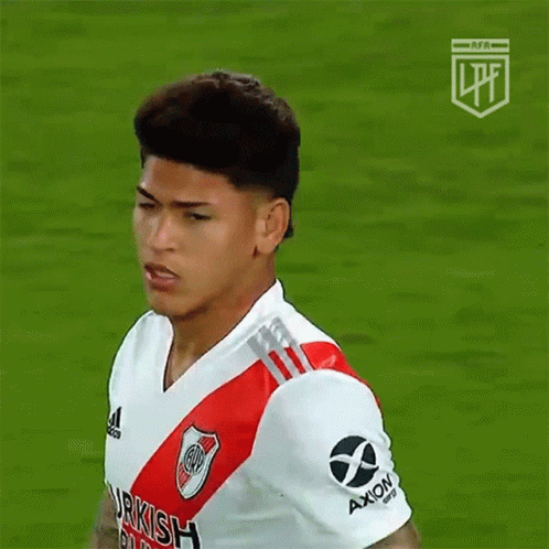 Looking Around Jorge Carrascal GIF - Looking Around Jorge Carrascal Club Atlético River Plate GIFs
