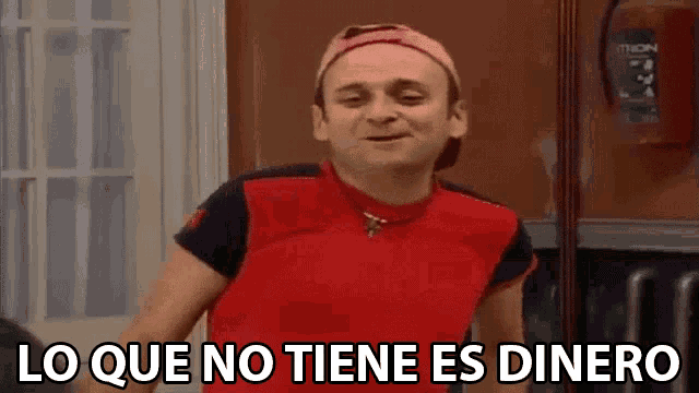 a man wearing a red shirt and a pink hat says " lo que no tiene es dinero "