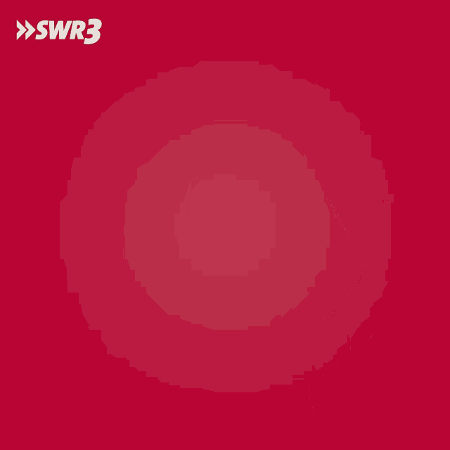a person in a chicken costume is standing in front of a red background with swr3 on it