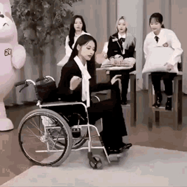 Jinsoul Jinsoul Wheelchair GIF - Jinsoul Jinsoul Wheelchair GIFs