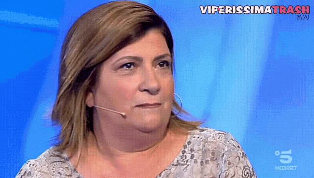 a woman wearing a microphone on a tv show with the words viperissima trash written on the bottom