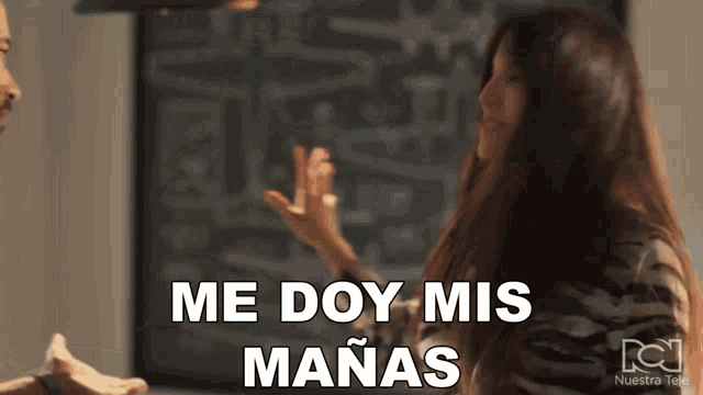 a woman says me doy mis manas while a man looks on