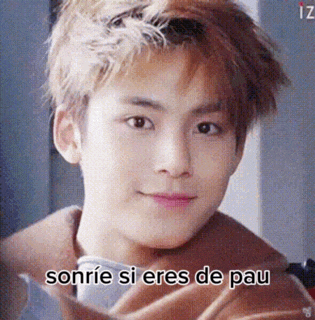 a close up of a young man 's face with the words sonrie si eres de pau written on it