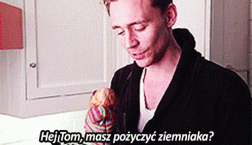 Tom Hiddleston Hej Tom Masz Pożyczyćziemniaka GIF - Tom Hiddleston Hej Tom Masz Pożyczyćziemniaka Ziemniak GIFs
