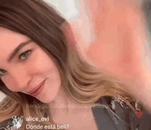 a close up of a woman 's face with the words bendiga saludos desde venezuela above her