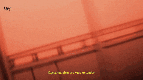 a blurred image of a keyboard with the words eigota sua alma pra voce entender in yellow