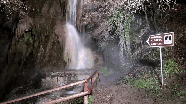 a waterfall with a sign that says cascada clogota clogota fall