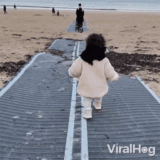 Im Off To The Beach Viralhog GIF - Im Off To The Beach Viralhog Im Coming To The Beach GIFs
