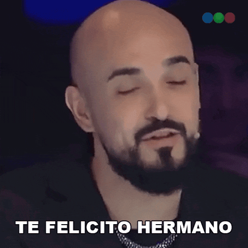 a bald man with a beard is saying te felicita hermano