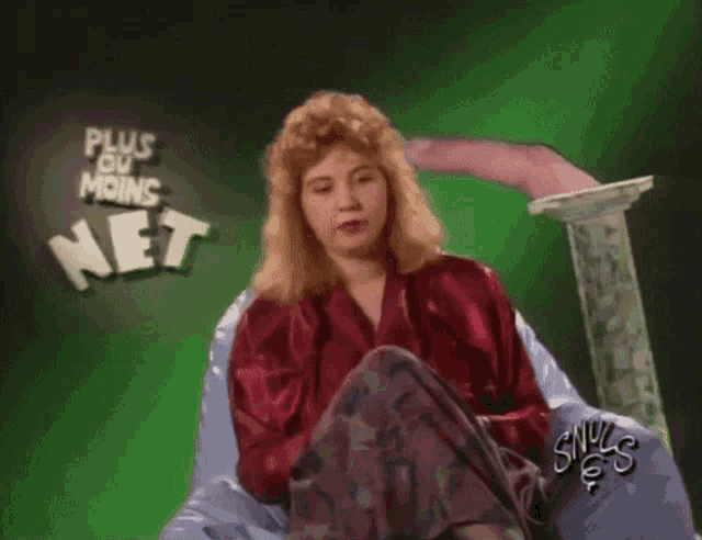 a woman sitting in a chair with the words plus ou moins net