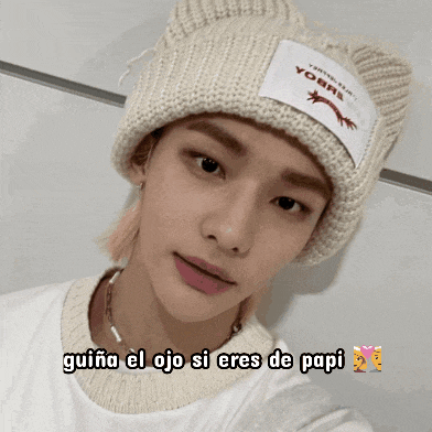 a young man wearing a white beanie says guiana el ojo si eres de papi in spanish