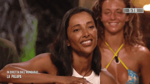 a woman is smiling in front of a screen that says in diretta dall honduras la palapa