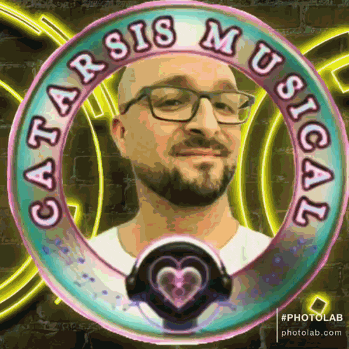 a man with glasses and headphones is in a circle that says catar sis musical
