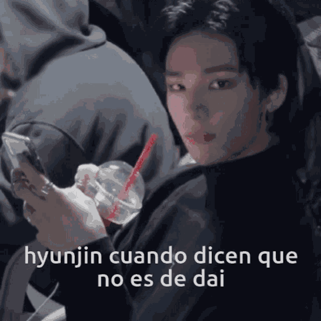 hyunjin cuando dicen que no es de dai is written above a person holding a drink