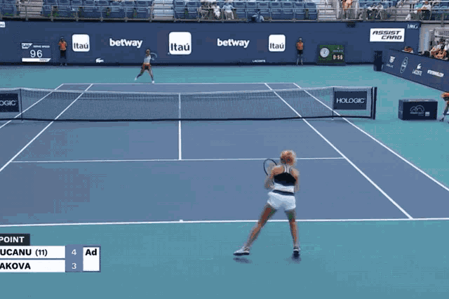a tennis match is being played on a court sponsored by itaú