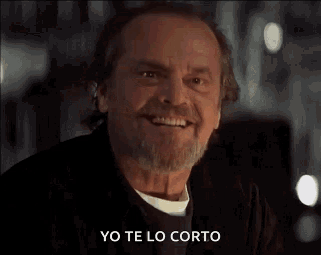 a man with a beard is smiling and saying yo te lo corto in spanish
