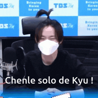 a man wearing a mask with the words chenle solo de kyu below him