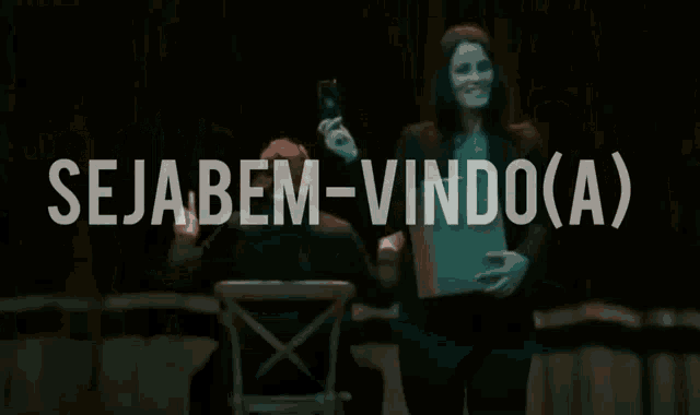 a sign that says seja bem-vindo ( a ) is displayed in a dark room