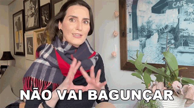 a woman wearing a scarf says não vai baguncar