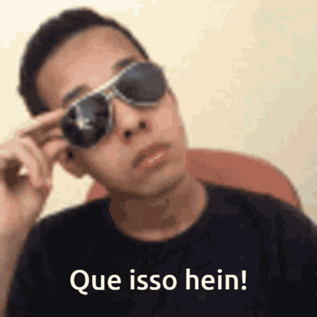 a man wearing sunglasses with the words que isso hein written below him