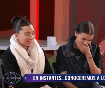 two women are sitting in front of a screen that says en instantes