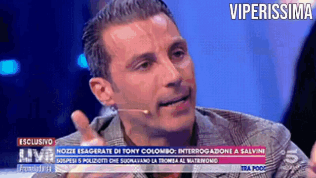 a man talking into a microphone with the words viperissima on the top