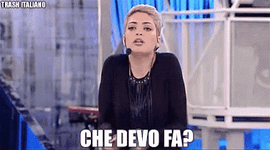 a woman is talking into a microphone and the words che devo fa appear on the screen