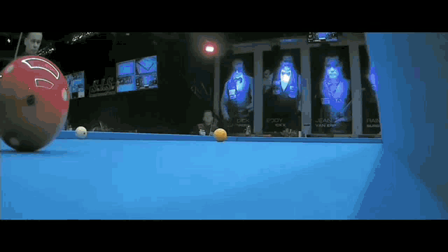 a pool table with a red ball that says ' 00 ' on it