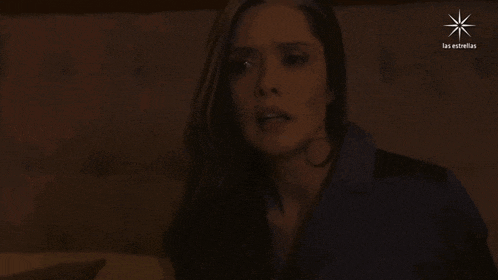 a woman 's face is shown in a dark room with las estrellas written on the bottom right corner