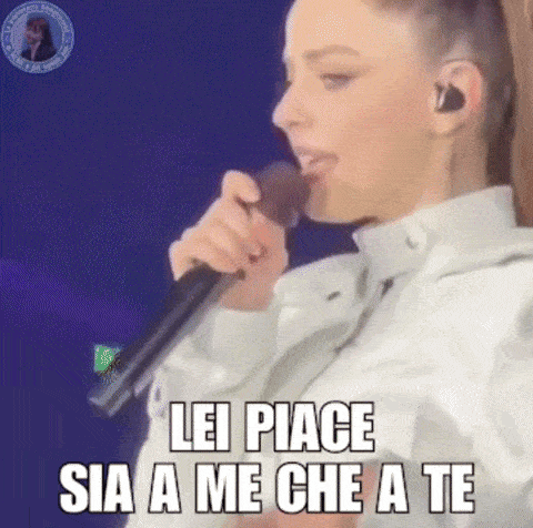 a woman singing into a microphone with the words lei place sia a me che a te