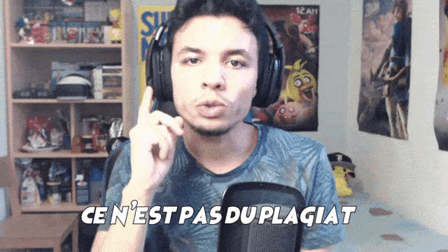 a man wearing headphones says " ce n'est pas du plagiat " in a foreign language