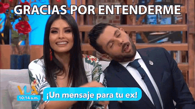 a man and a woman are sitting on a couch with gracias por entenderme written on the screen