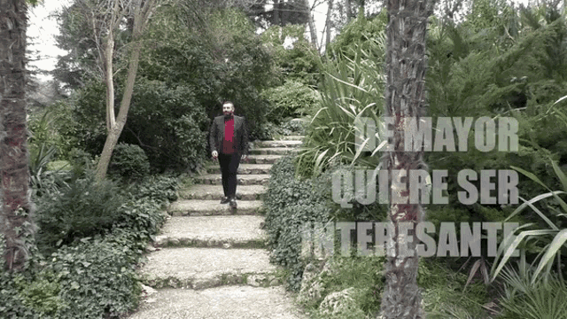 a man walking up a set of stairs in a garden with the words mayor quiere ser interesante written in the background
