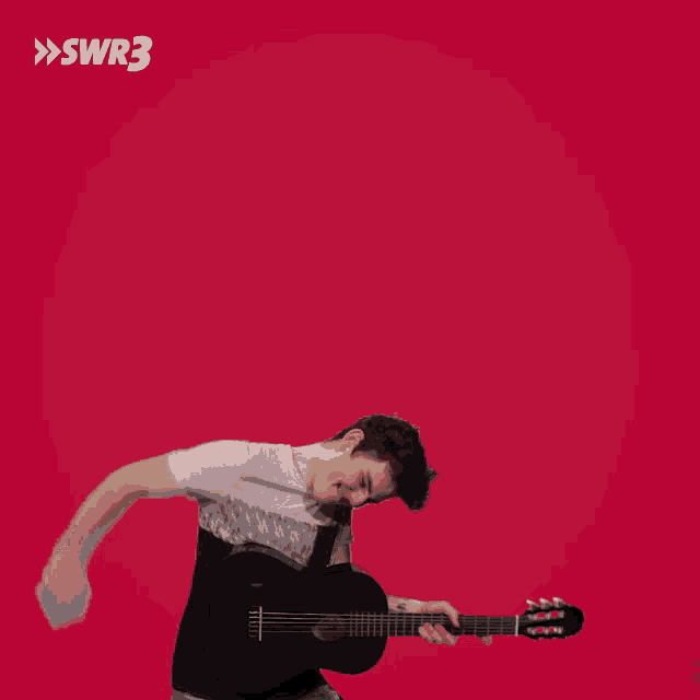 a man playing a guitar in front of a red background with the letters swr3