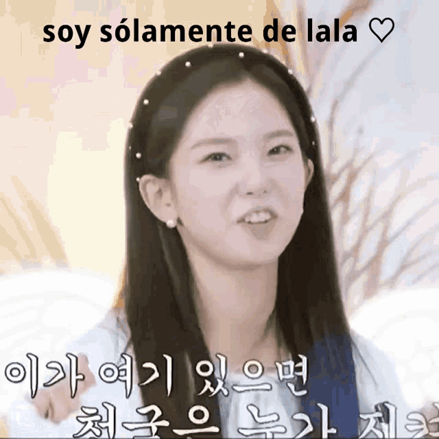 a girl with pearls in her hair and the words soy solamente de lala on the bottom