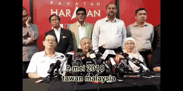 a group of people are standing around a table with microphones and the date 9 mei 2018