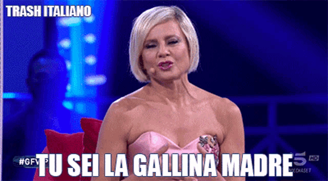 a woman in a pink dress says trash italiano on the screen