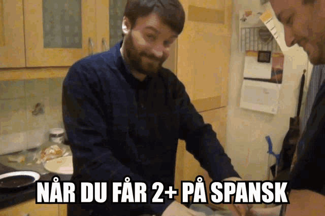 two men in a kitchen with the words " nar du far 2 + pa spansk " on the bottom