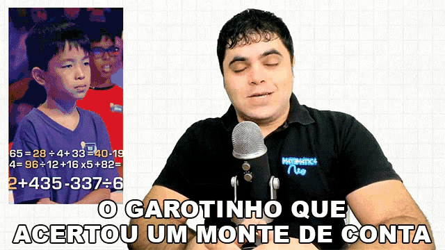 a man speaking into a microphone with the words o garotinho que acertou um monte de conta written below him