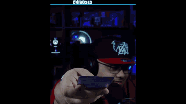 a person is holding a card that says " ubersieh nicht " on it